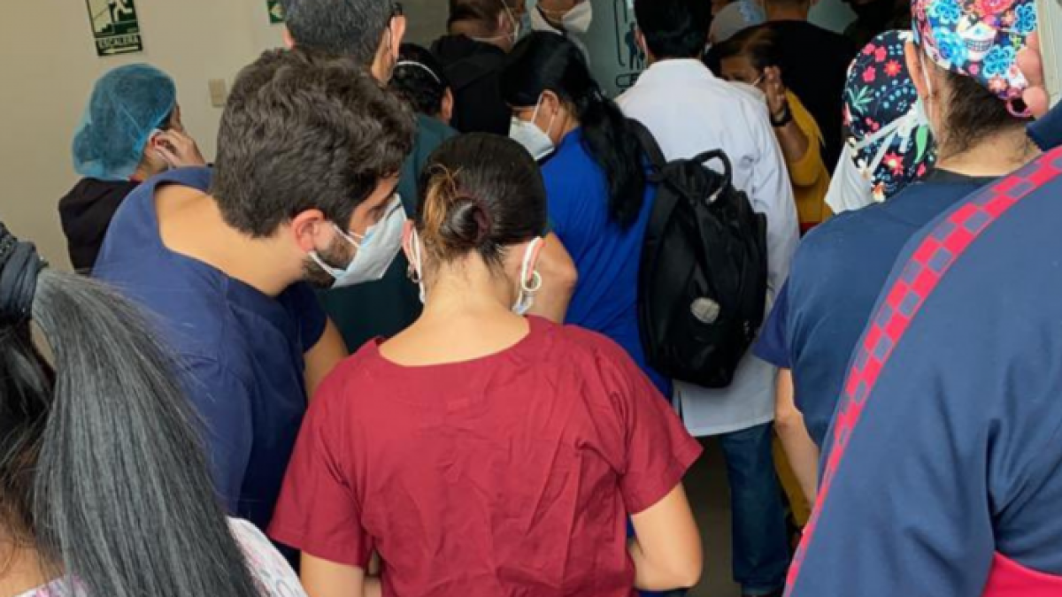 De espalda está la pareja de novios que fueron vacunados sin ser parte del Hospital Teodorp Maldonado.