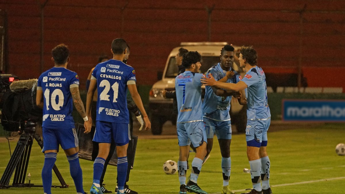 El gol del empate de Macará fue con la mano. Además no hay la certeza de que la circunferencia del esférico pasó totalmente la línea de sentencia.