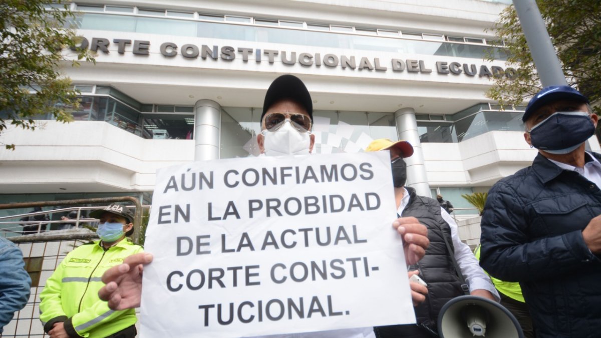 Acción. El martes pensionistas del Issfa e Isspol hicieron un plantón en los exteriores de la Corte Constitucional.