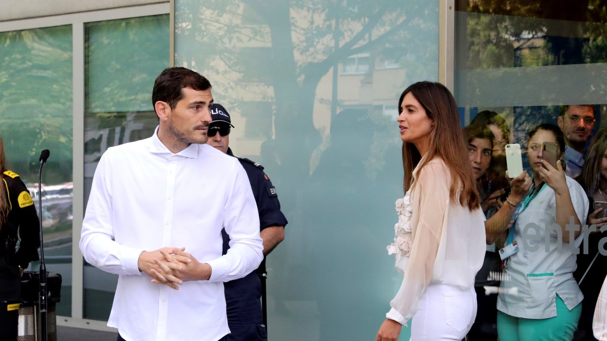 El portero español Iker Casillas acompañado por su mujer Sara Carbonero a su salida del hospital de Oporto, donde estuvo ingresado tras el infarto que sufrió en 2019.