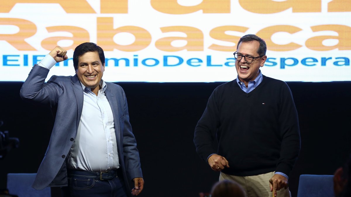En la imagen, el candidato correísta Andrés Araúz, junto a su compañero de fórmula Carlos Rabascall.