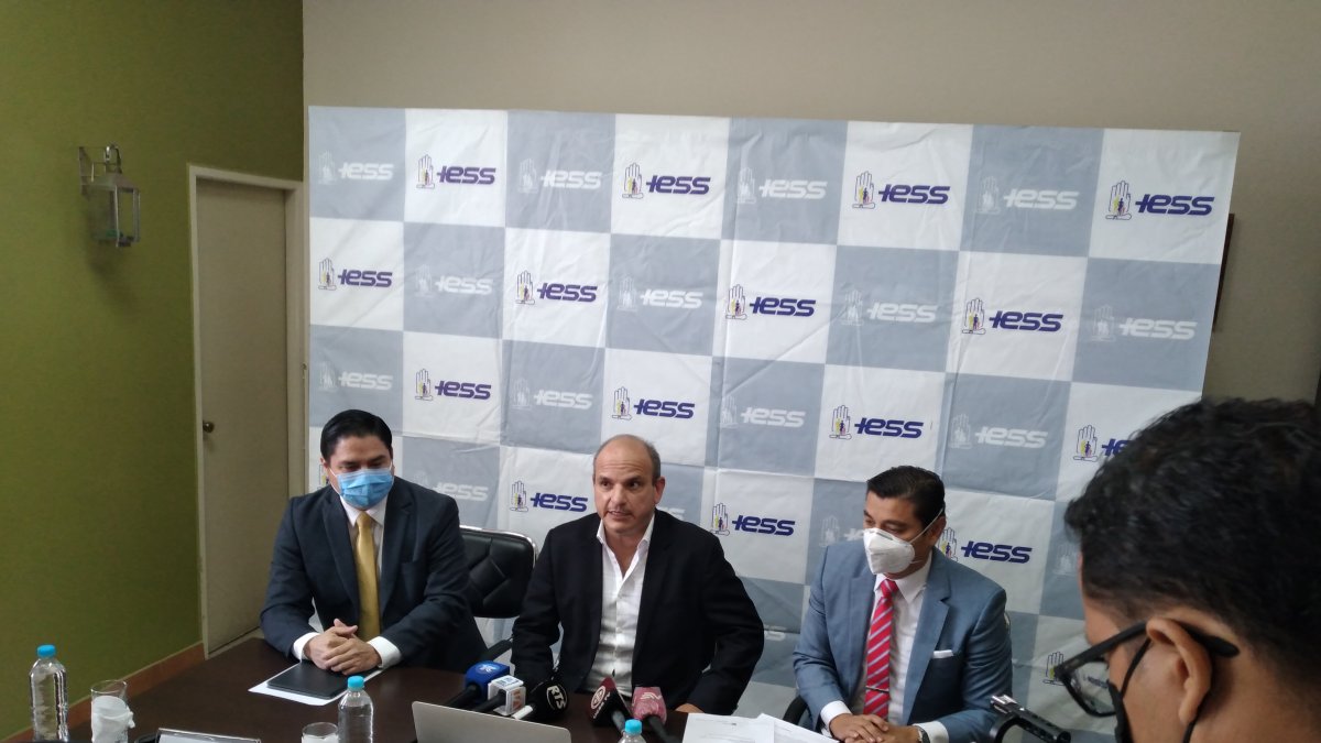 Julio López, Ricardo Ron y Danilo Calderón, autoridades del IESS, convocaron ayer a una rueda de prensa para referirse al caso.