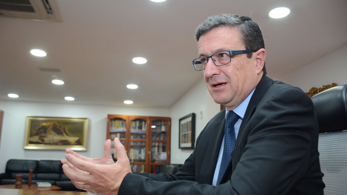 Íñigo Salvador es el procurador general del Estado. 