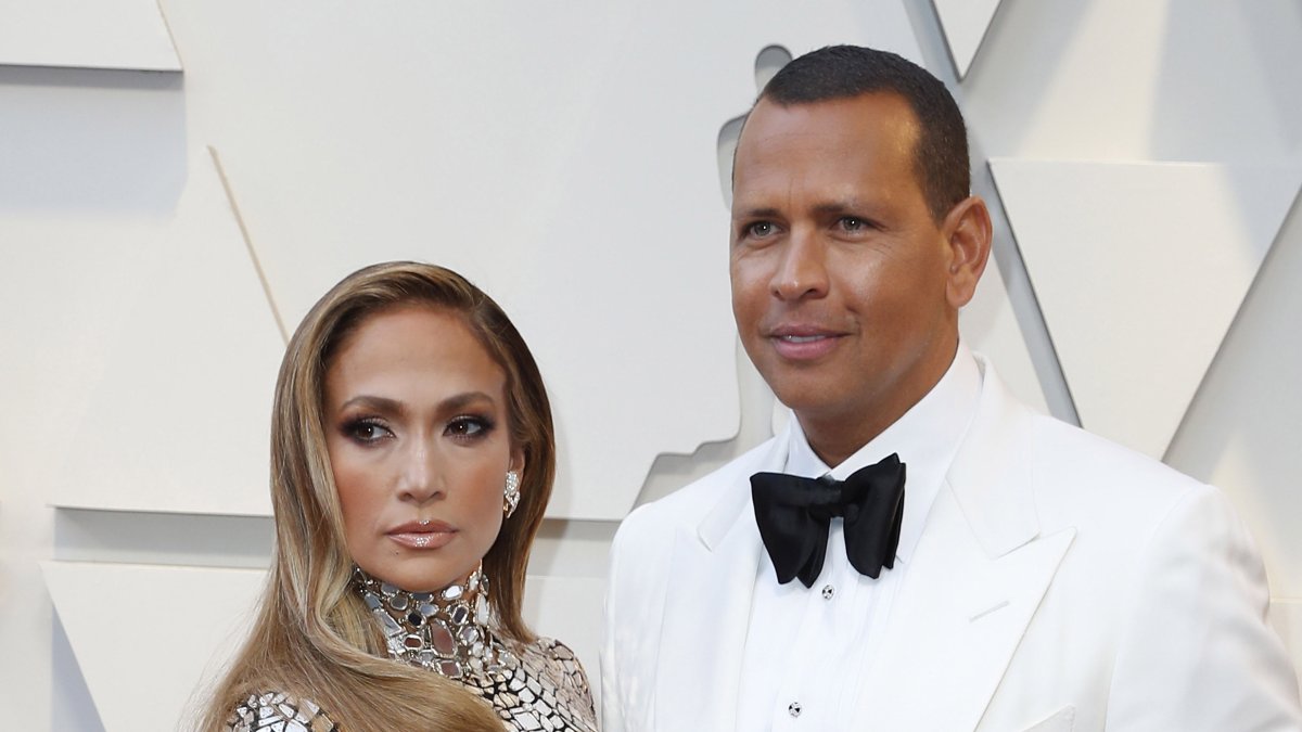 En la imagen un registro de la actriz y cantante estadounidense Jennifer Lopez (i), junto al legendario beisbolista Alex Rodríguez (d).