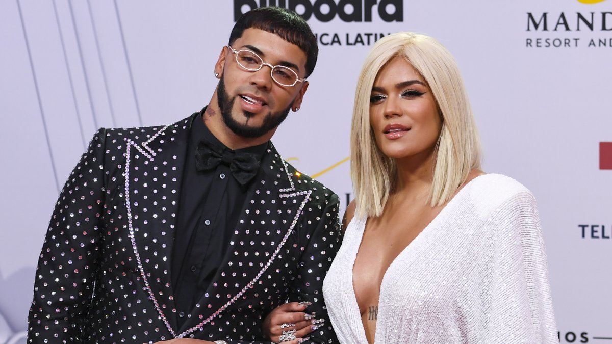 Anuel y Karol G. en una premiación. La pareja de artista pusieron fin a su noviazgo.