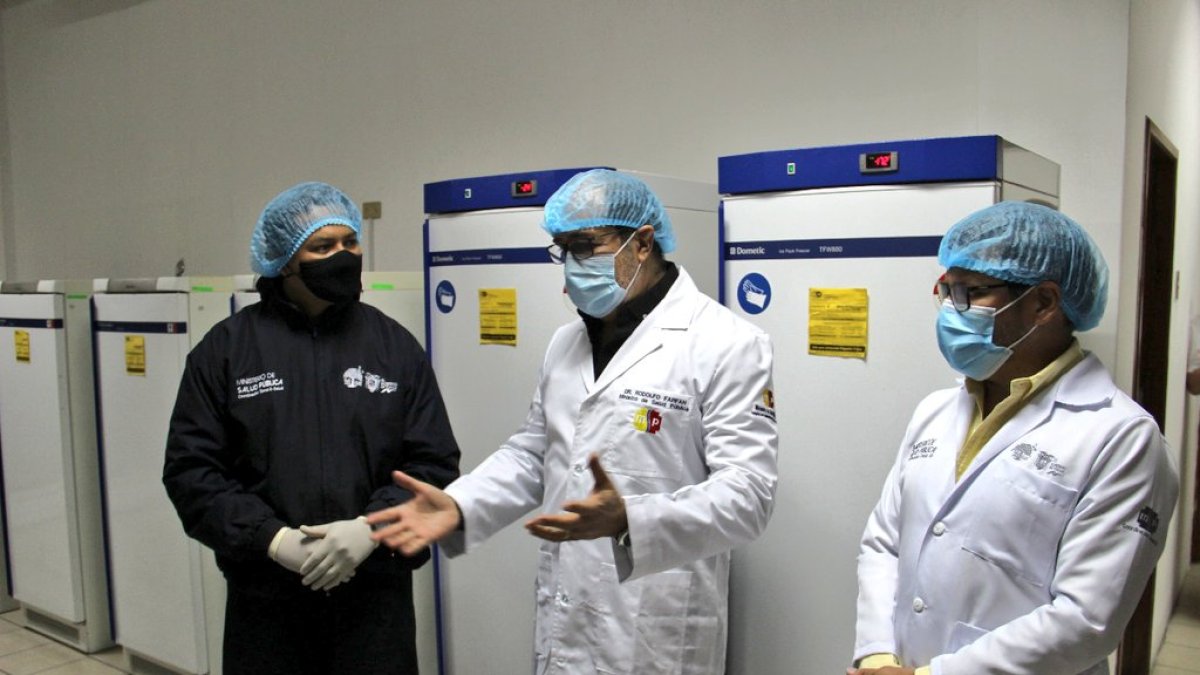 El ministro Farfán supervisó la llegada de un lote de vacunas donadas por Chile.