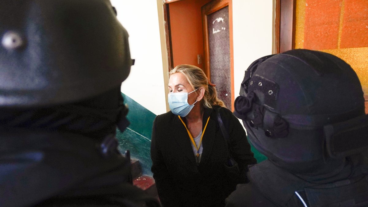 La expresidenta interina de Bolivia, Jeanine Áñez, en las instalaciones de la Fuerza Especial de Lucha Contra el Crimen.