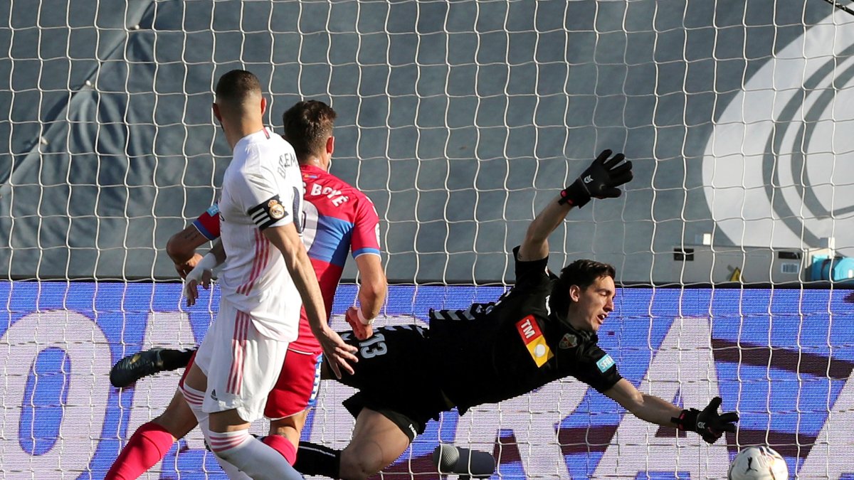 Karim Benzema (i), marca su gol contra el Elche.