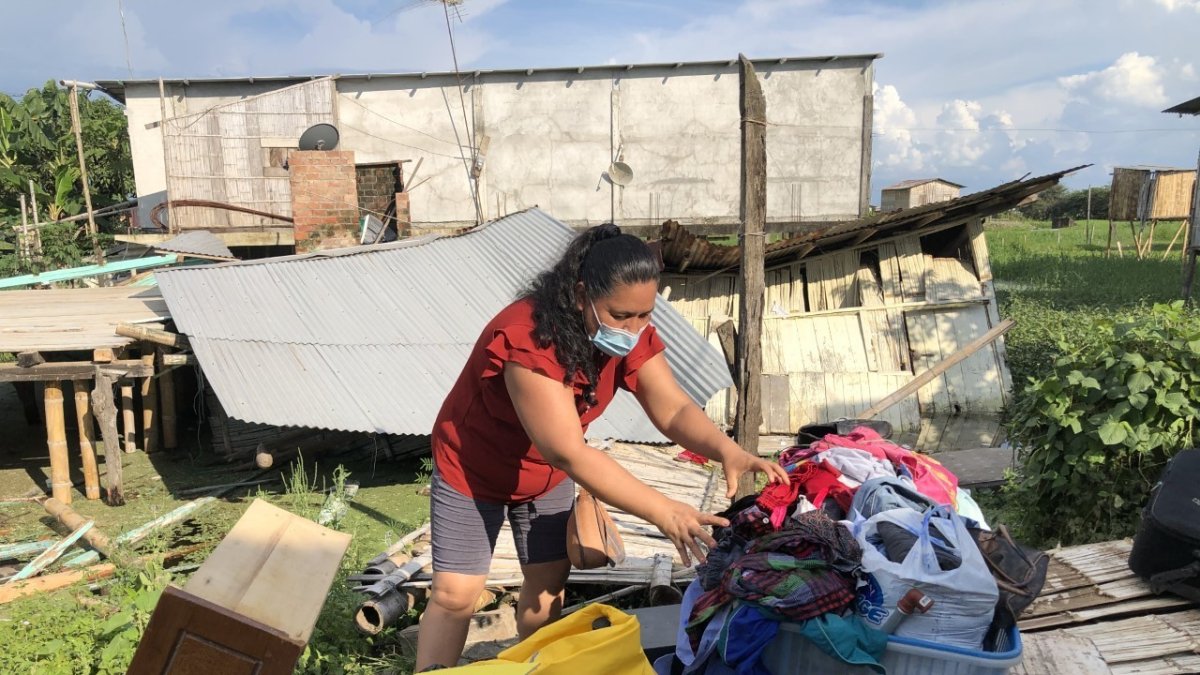Perjuicio. Eva fue recuperando de a poco algunas pertenencias que se quedaron tras la caída de su casa.