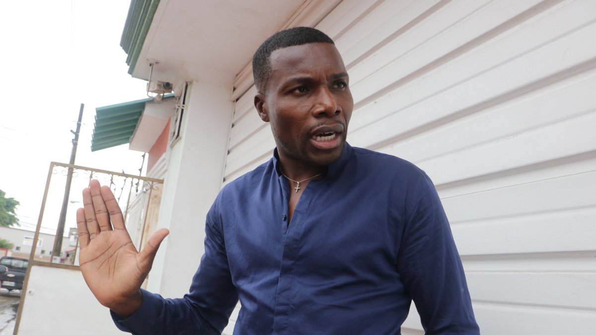 Carlos Tenorio, presidente de la AFE, intentó acercarse a los jugadores de selección nacional.