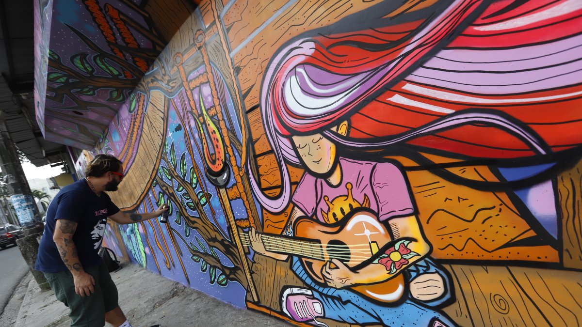 Arte. Iván Casanova realizó hace tres semanas un nuevo mural en Urdesa.