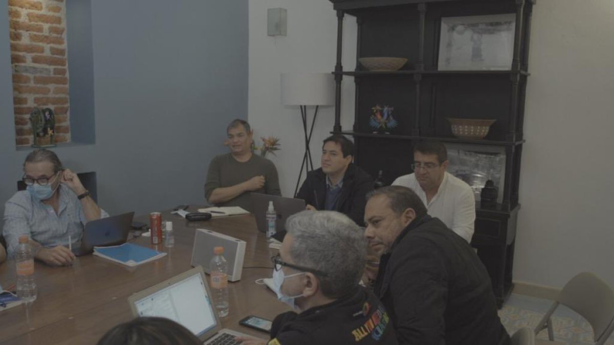 Reunión. Esta es una de las fotos de la cita que sostuvieron el candidato presidencial con funcionarios del régimen de Rafael Correa.