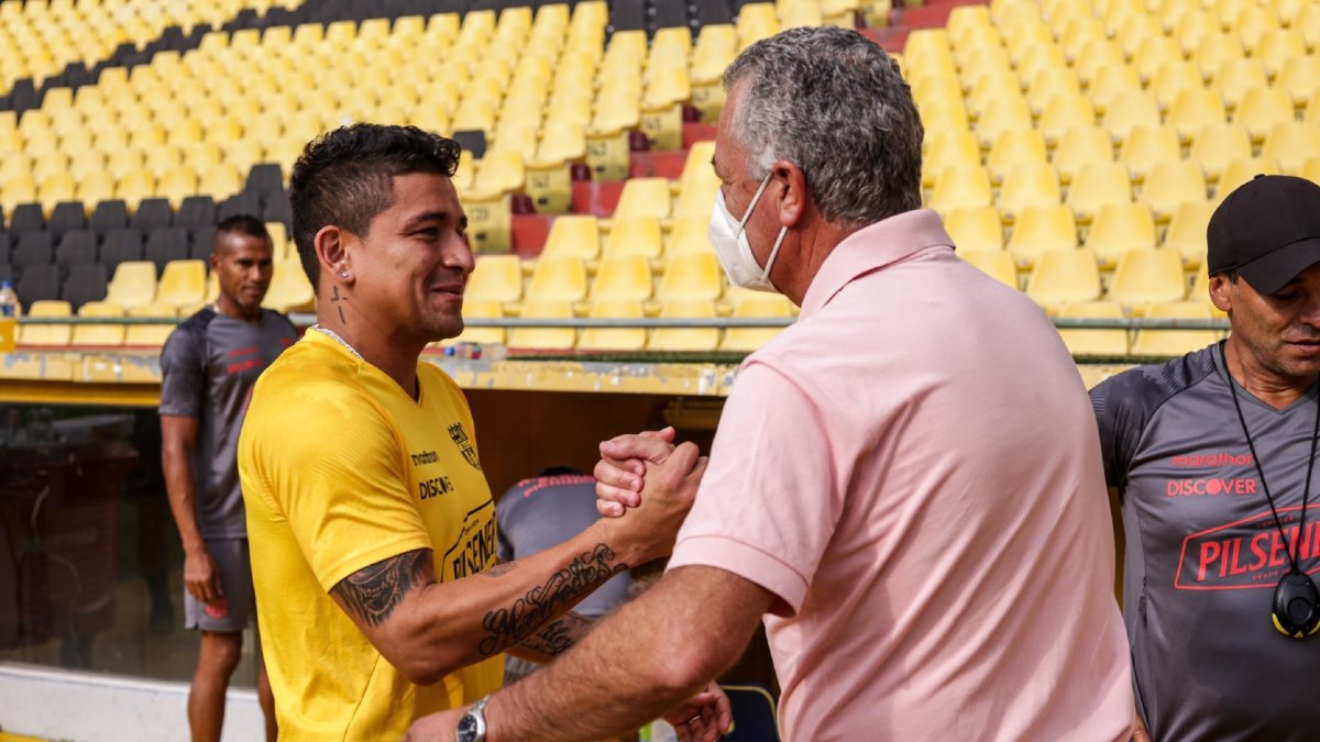 Mario Pineida (i) lucha por recuperar la titularidad en  Barcelona.