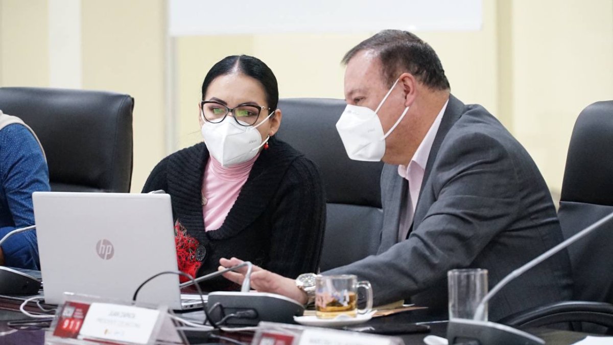 La presidenta del CNE, Diana Atamaint, junto al titular del COE Nacional, Juan Zapata.