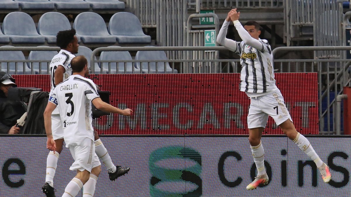 Cristiano Ronaldo (d) suma el hat-trick número 57 de su carrera.