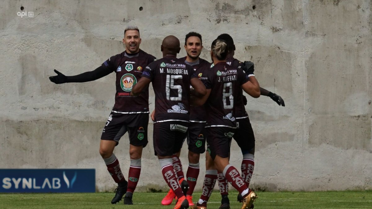 Los jugadores del Mushuc Runa celebrando uno de los goles de Bauman ante Manta.
 
 Agencia ( ag - expreso ag extra ) API