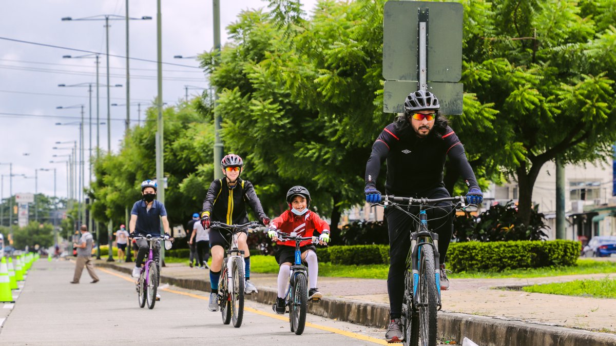 Algunos de los asistentes a la recrovía que tuvo lugar en el norte de Guayaquil.