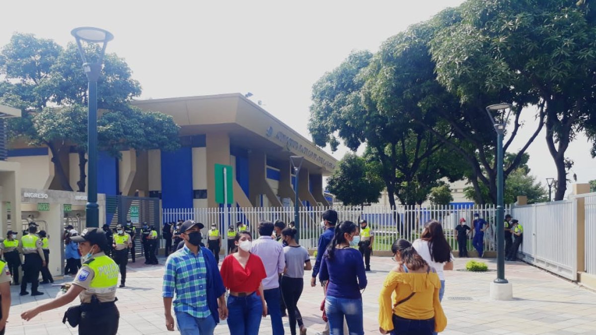 La regeneración del exterior de la Universidad de Guayaquil hoy prioriza al peatón.