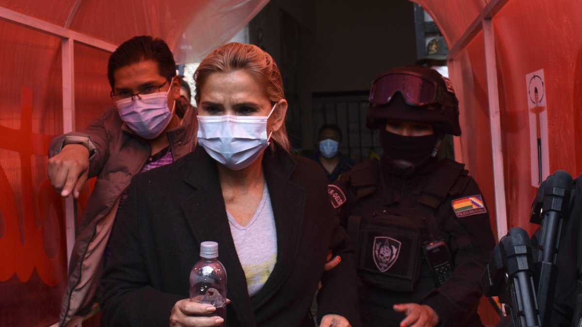 La ciudadanía se dividió en dos grupos, quienes apoyaban a la expresidenta y los que pedían su juicio.