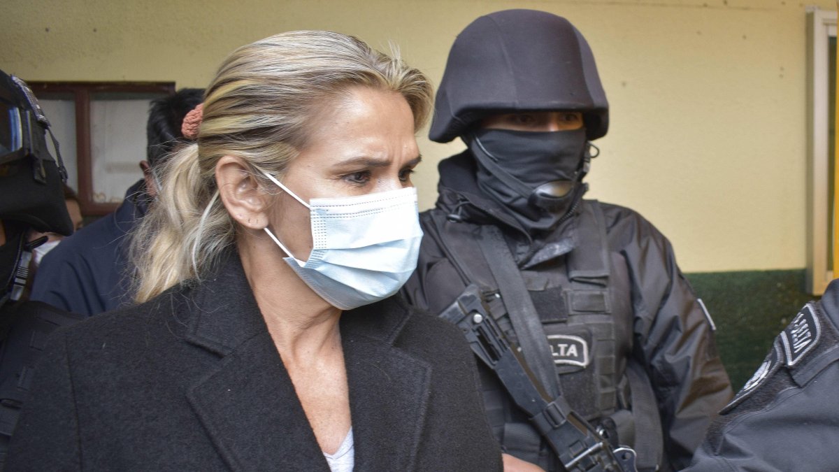 La expresidenta interina de Bolivia Jeanine Áñez mientras es trasladada.