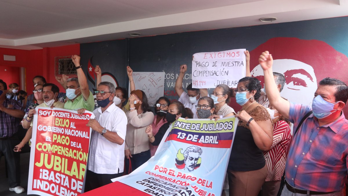 Los maestros mostraron pancartas en las que se leían sus demandas.