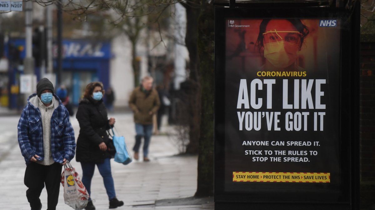 Cartel del gobierno británico sobre el coronavirus en Londres.