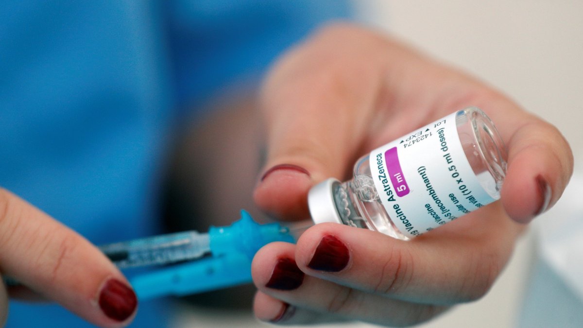 Varios países europeos paran la vacuna de AstraZeneca por precaución tras casos de trombosis.