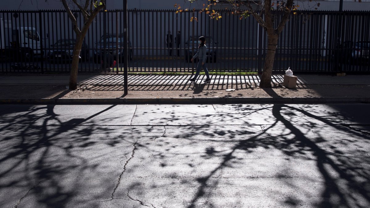 Una mujer con tapabocas es vista mientras camina en Santiago (Chile).