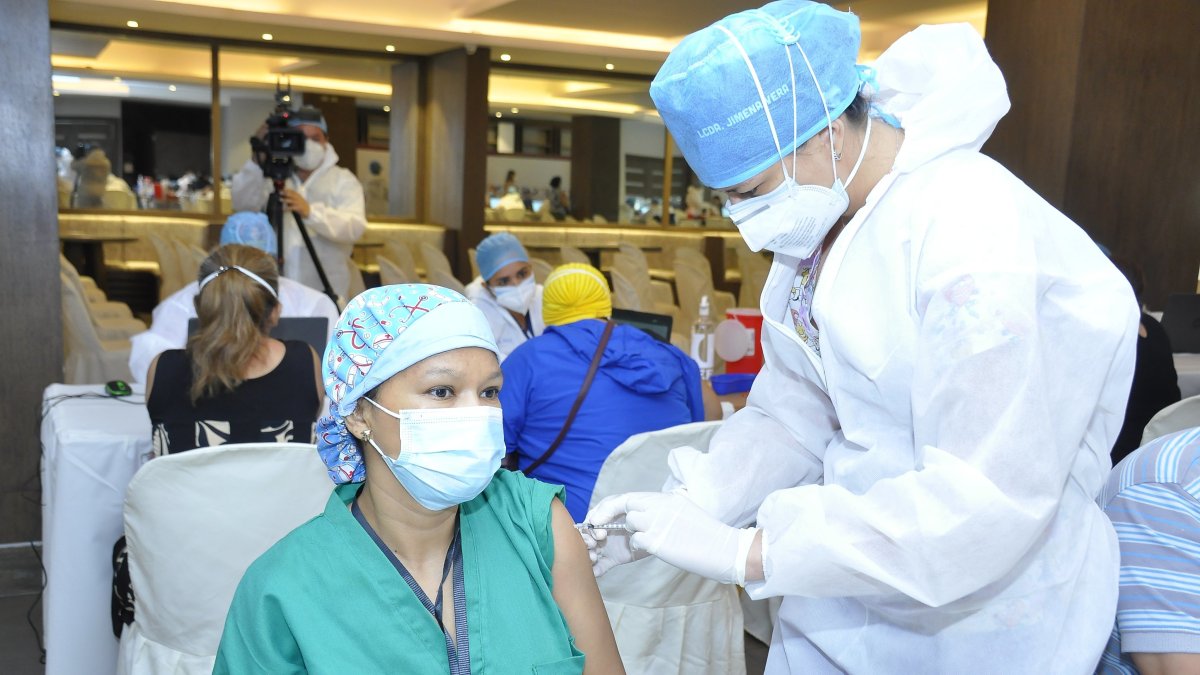 Lluvia de críticas por vacunación en el Club Rotario de Samborondón.