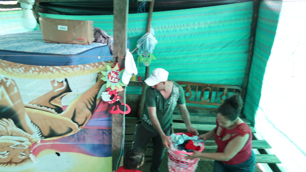 Damnificados. Miriam Ramos perdió todo: colchones, ropa, útiles escolares de sus hijas. El agua irrumpió en la covacha donde vive.