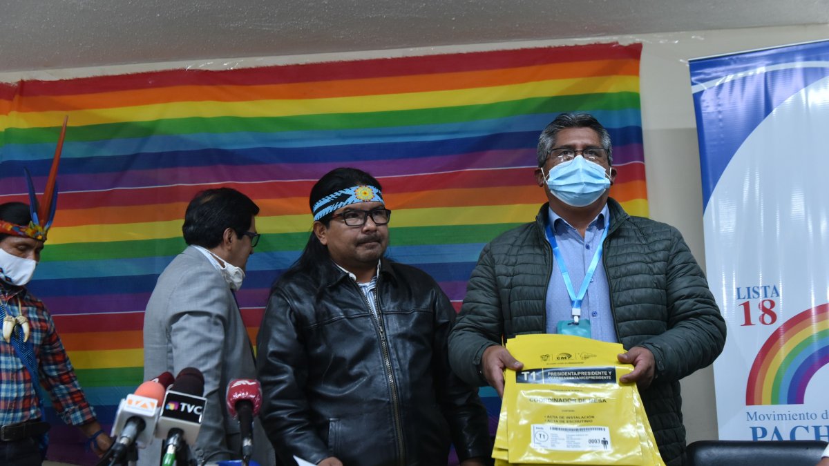 El coordinador nacional de Pachakutik, Marlon Santi (i), reaccionó al fallo del TCE.