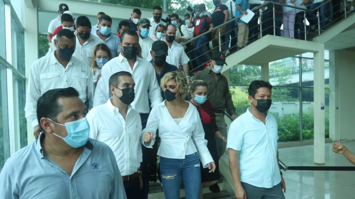 La alcaldesa Cynthia Viteri a la salida del complejo judicial norte.