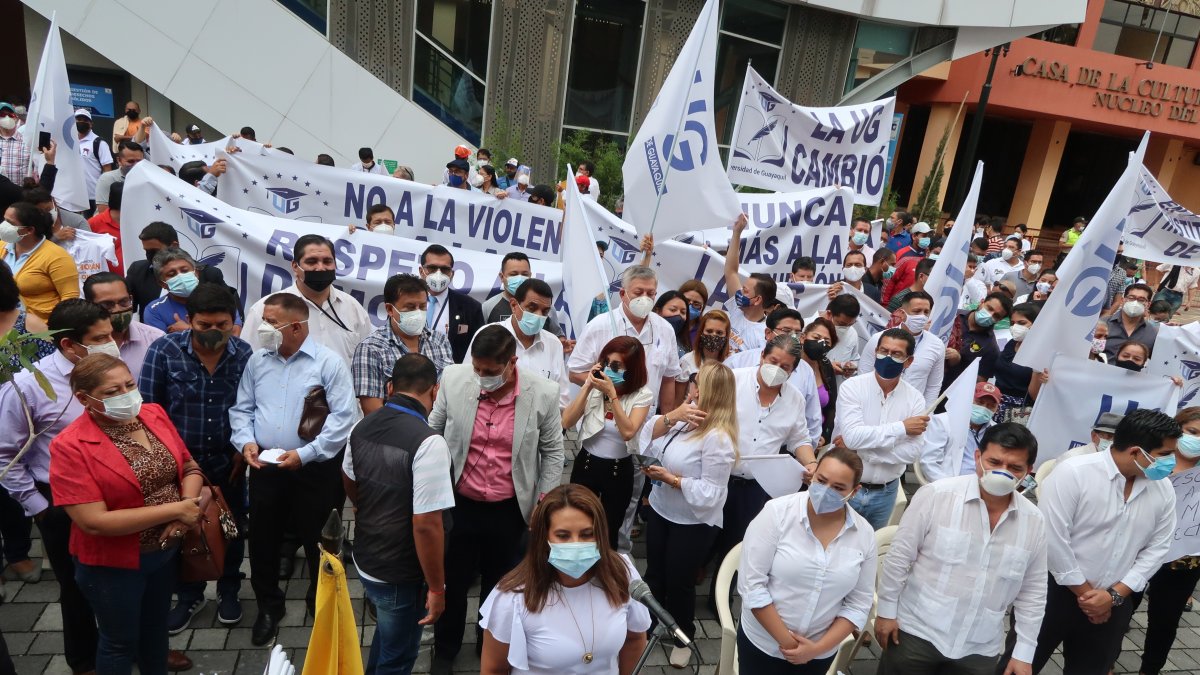 Representantes de la comunidad universitaria participaron en la medida.