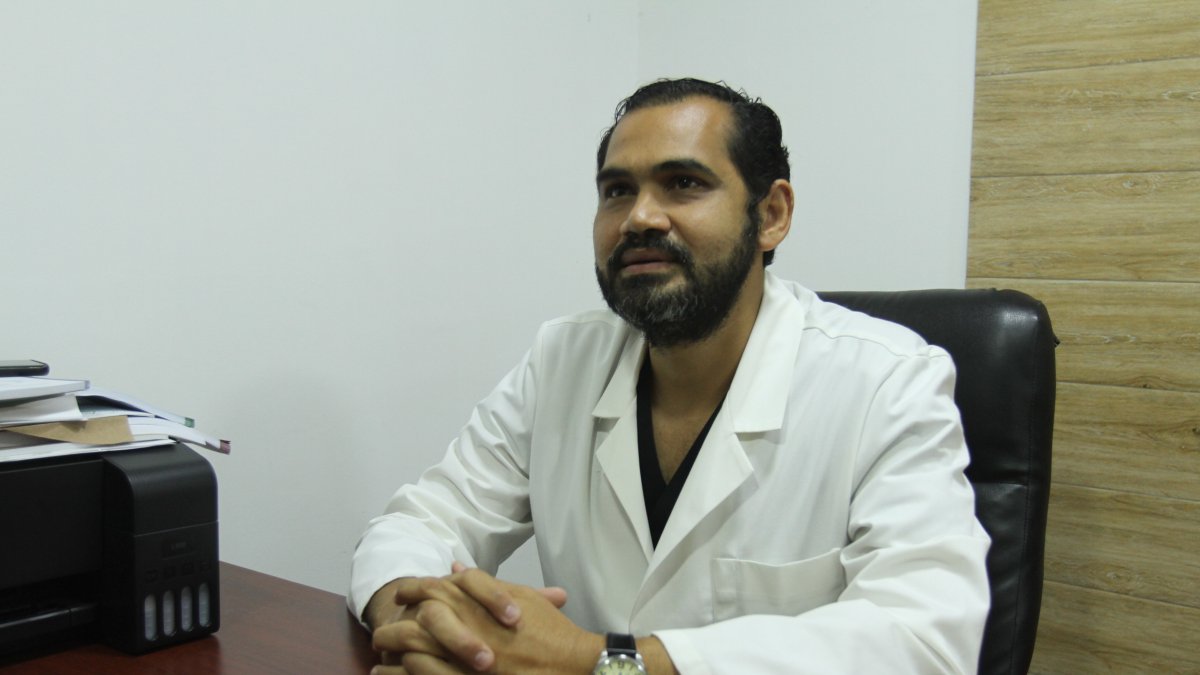 Alberto Sper Sempértegui, doctor especialista en Medicina Crítica y Medicina Interna.