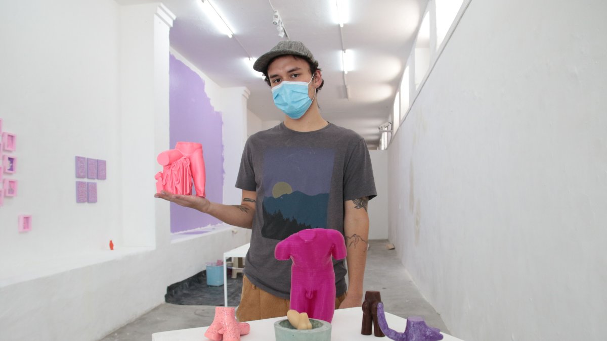 Jarrín se basó en las interacciones en la aplicación de citas Grindr para iniciar su investigación, que tomó más de un año.