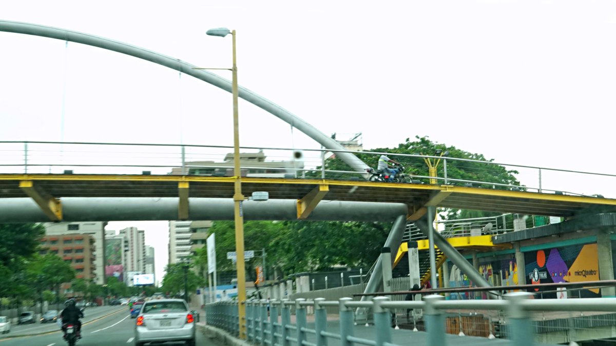 Pistas. En los pasos peatonales del malecón del Salado, los motociclistas se desplazan sobre la infraestructura, construida solo para uso de los peatones.