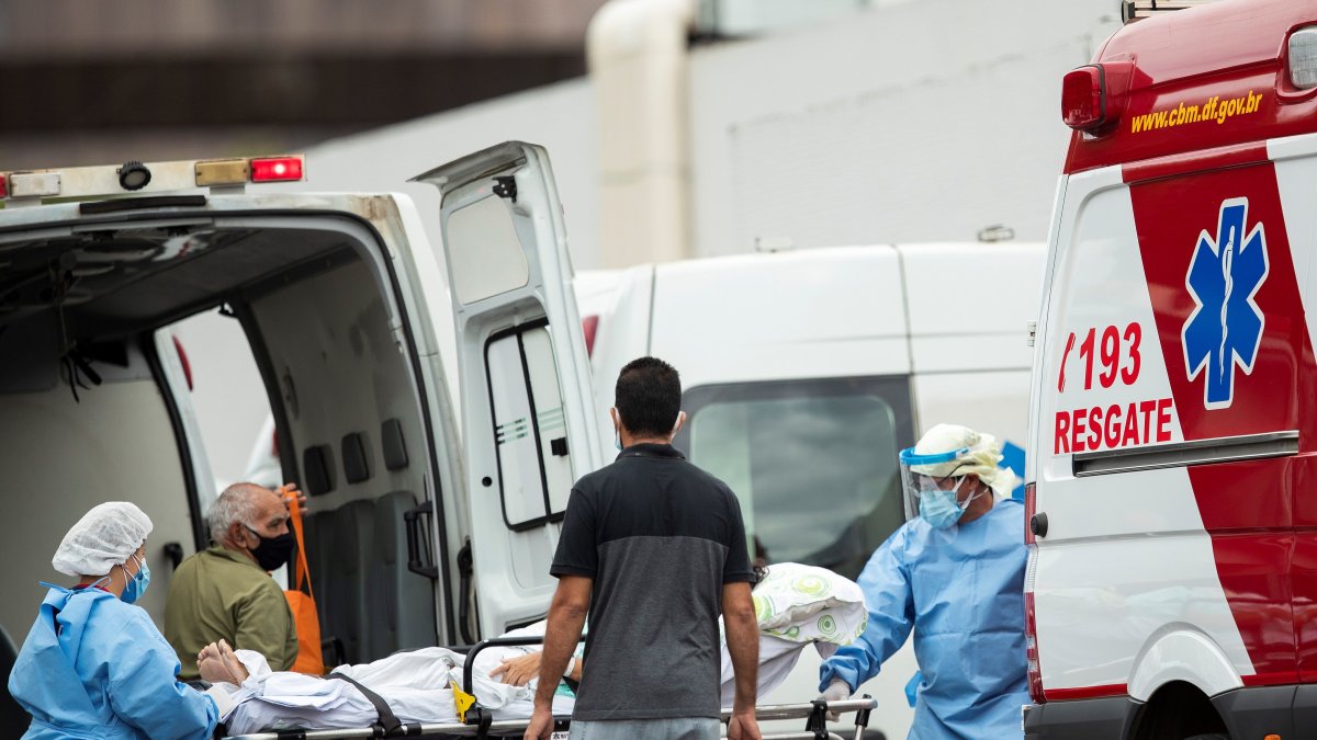 Personal médico de una ambulancia trasladan a un paciente para remitirlo en un hospital hoy, en Brasilia (Brasil).