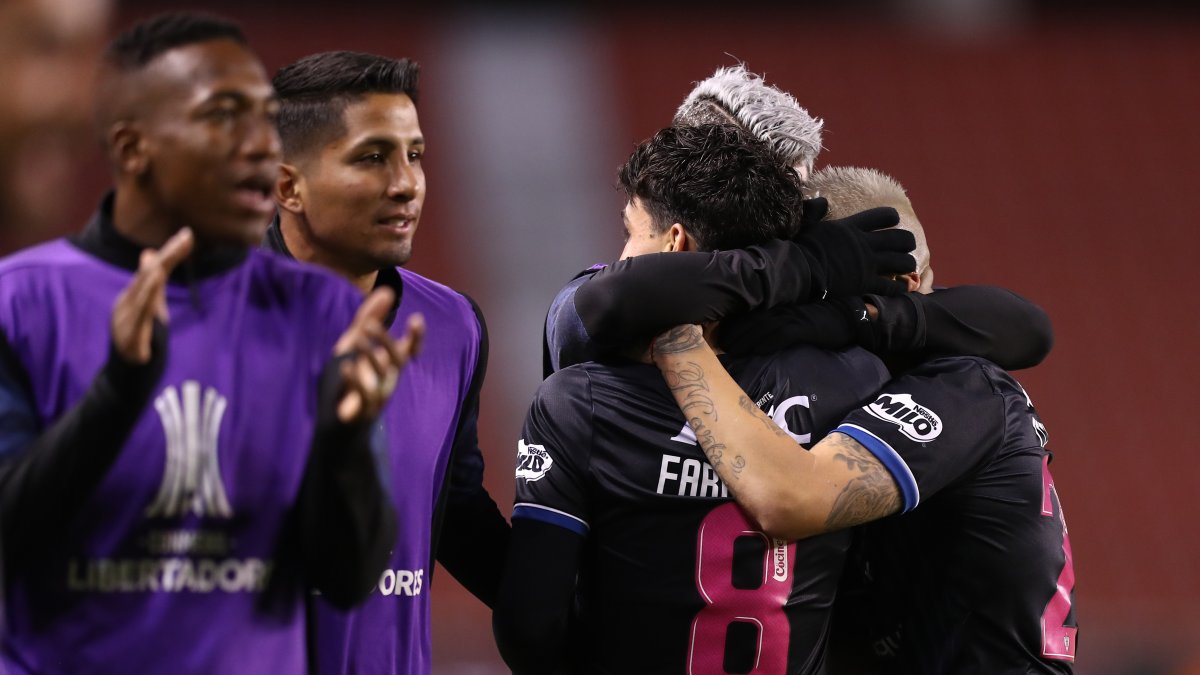 Lorenzo Faravelli (8) de Independiente celebra un gol hoy, en un partido de la Copa Libertadores entre Independiente del Valle (IDV) y Unión Española en el estadio de LDU en Quito (Ecuador).