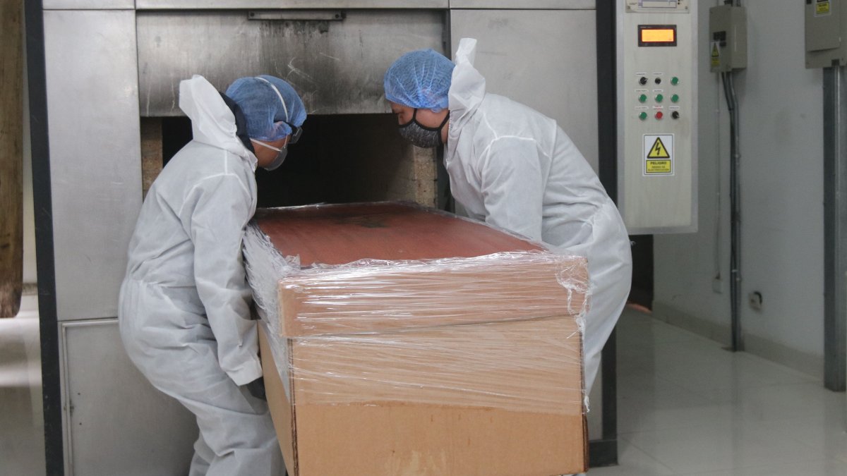 Hubo donaciones de ataúdes de cartones ante el aumento de fallecidos.