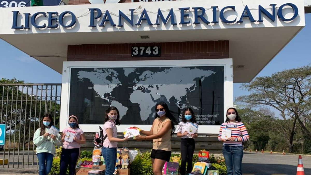 Los estudiantes del Liceo Panamericano recolecta comida, libros y ropa para donarlos.