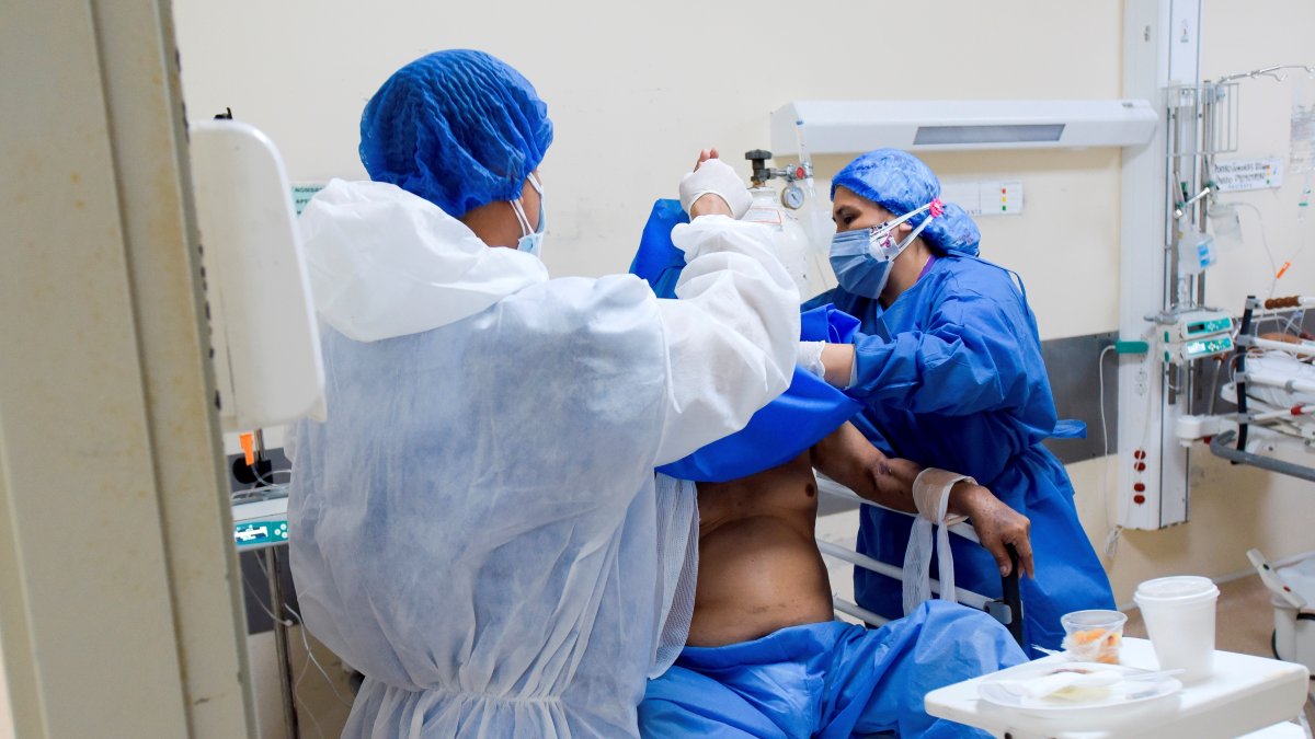 Personal de salud atiende a un paciente contagiado con Covid-19, el 13 de marzo de 2021, en el Hospital del Instituto Ecuatoriano de Seguridad Social (IESS), en Guayaquil.