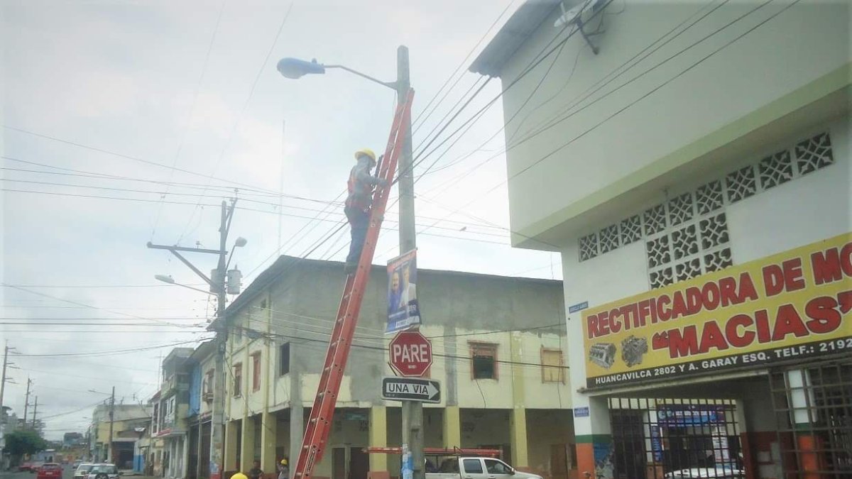 Hecho. En al menos diez cuadras las luminarias estaban en mal estado.