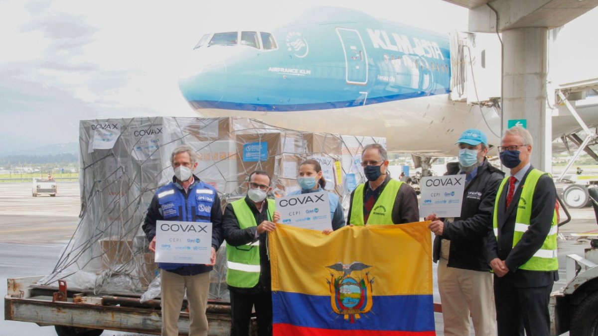 Una delegación de la ONU recibió el cargamento de AstraZeneca.
