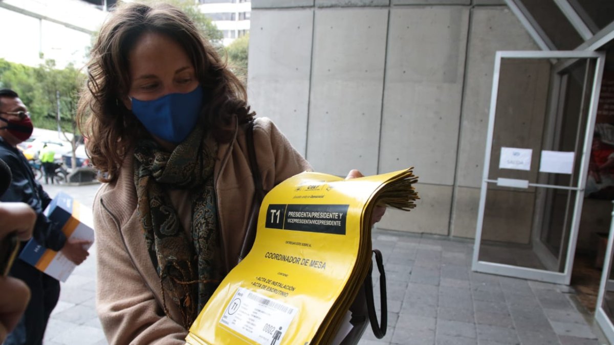 Evidencia. Manuela Picq, pareja de Pérez, llevó varios sobres a la Fiscalía.