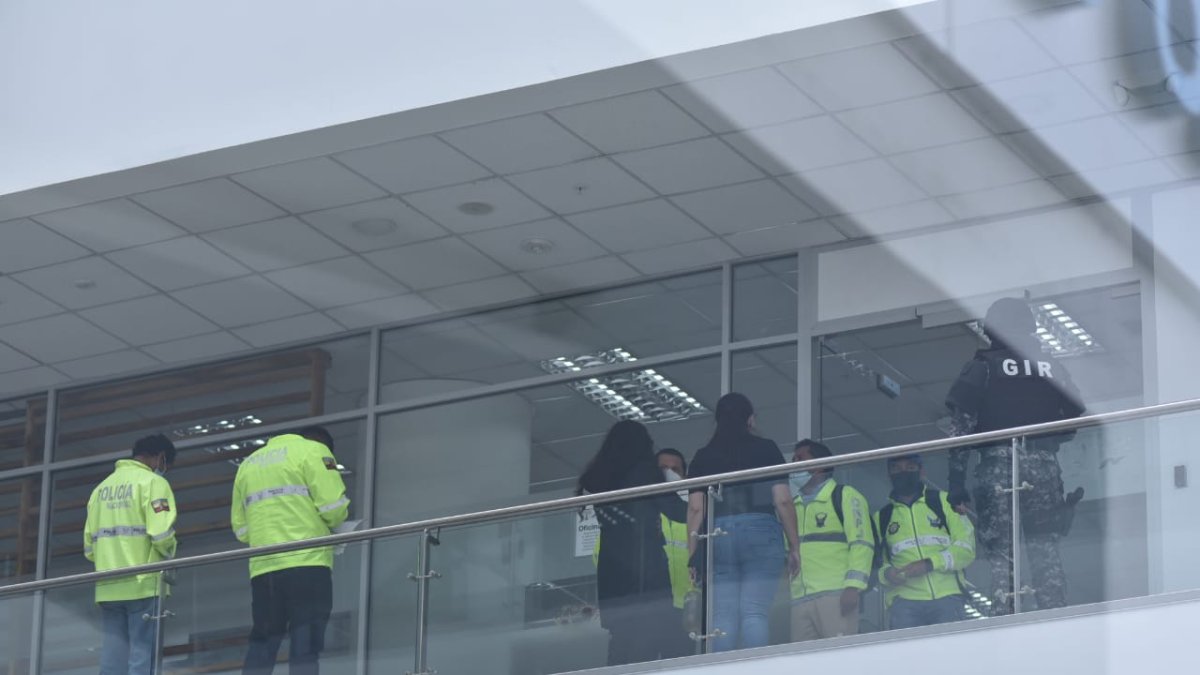 Allanamiento. Agentes de Criminalística y del Grupo de Intervención y Rescate (GIR) de la Policía estuvieron junto a los funcionarios de Fiscalía en la Plataforma Financiera, al sur de Quito.