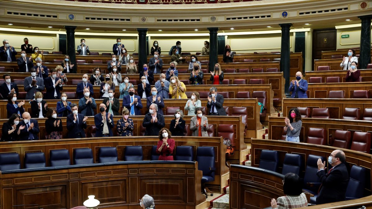 Aplausos después de aprobar definitivamente jueves la ley que despenaliza la eutanasia.