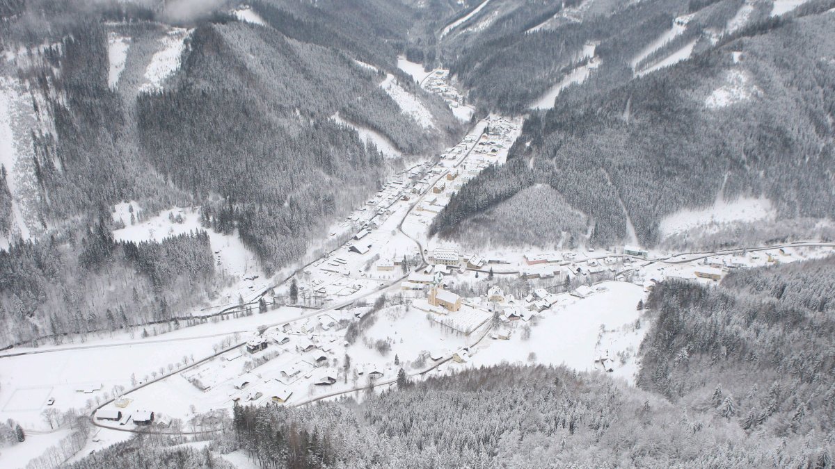 La temporada de nieve en los Alpes, por debajo de los 2.000 metros, disminuyó entre 22 y 34 días durante casi los últimos 50 años, según un análisis en seis países alpinos publicado en la revista The Cryosphere.