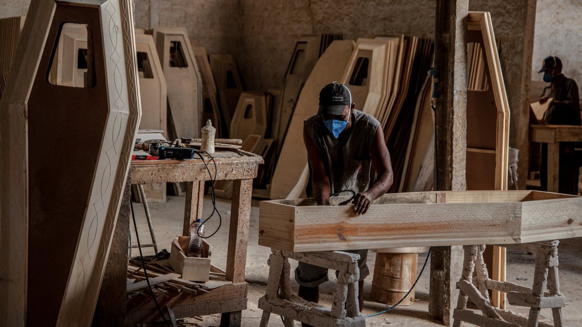 Un hombre trabaja en la fabricación de ataúdes el 15 de marzo de 2021, en Feira de Santana (Brasil).