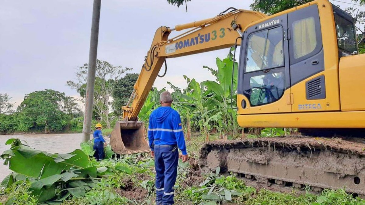 Se realizan en distintas partes del país tareas de arreglo de postes, reparación de líneas, entre otras.