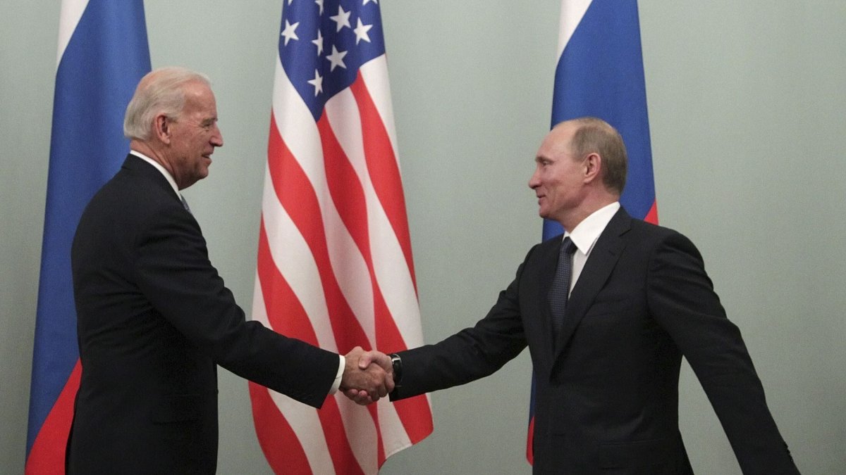 Imagen de archivo del, entonces, vicepresidente estadounidense, Joe Biden (i), y el primer ministro ruso, Vladimir Putin (d), durante un encuentro en Moscú (Rusia), en marzo de 2011.